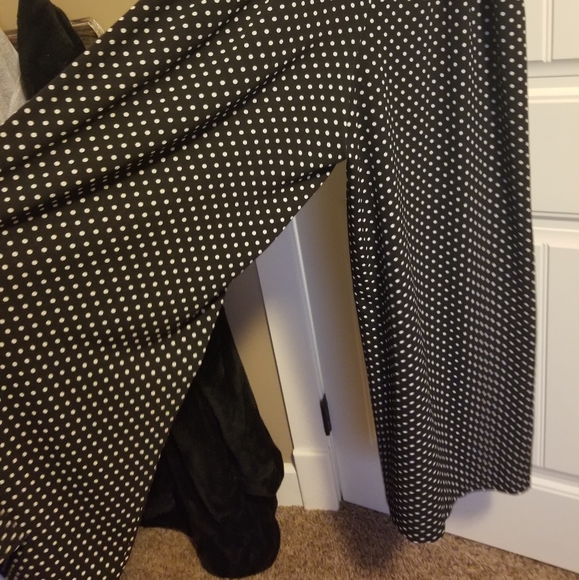 V-neck polka dotted romper - Picture 2 of 3